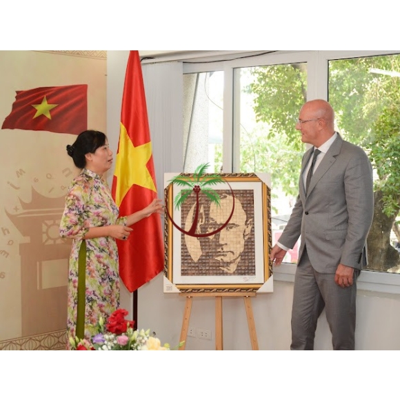 Phó thủ tướng Nga, giám đốc phân viện Pushkin và tranh chân dung Ngài Putin